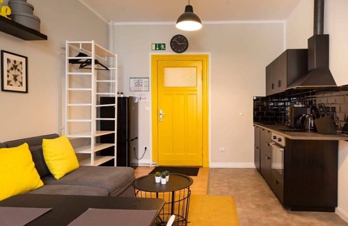 Halensee Apartment | Comfortable Apartment Steps from Kudamm with Kitchen Access