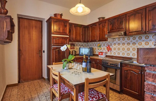 Porlezza House | Cozy Villa Apartment for 4 with Pool and Pet-Friendly Perks