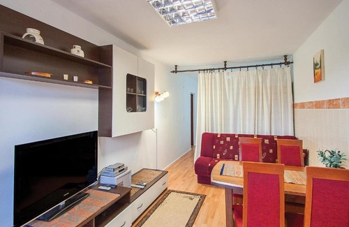 Pomer Apartment | Cozy Apartment in Valtursko Polje with Pool & Kitchen