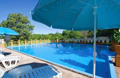 Pomer Apartment | Cozy Apartment in Valtursko Polje with Pool & Kitchen