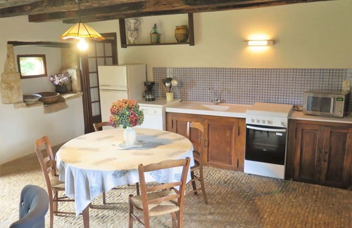 Jayac House | Cozy Villa Apartment for 4 with Pet-Friendly Amenities