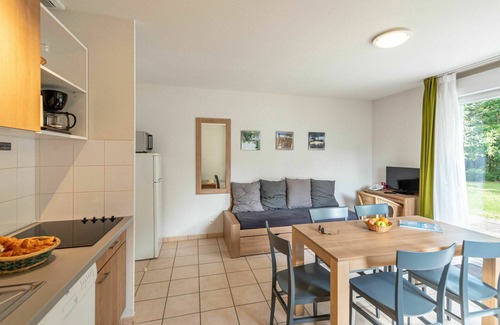 Saumur House | Inviting Villa Apartment for 5 with Pool and Pet Access