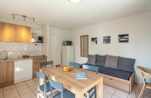 Saumur House | Inviting Villa Apartment for 5 with Pool and Pet Access