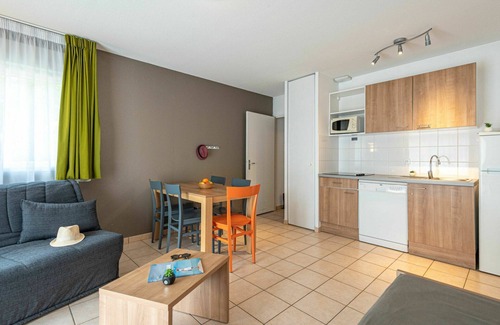 Saumur House | Inviting Villa Apartment for 5 with Pool and Pet Access