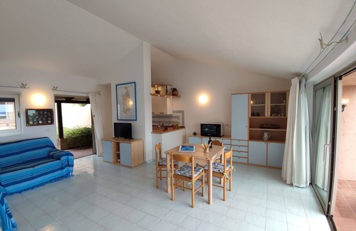 Palau House | Inviting Villa Apartment for 5 with Pool and Ocean View