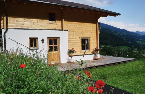 Heiligenblut House | Cozy Villa Apartment for 6 with WiFi, Terrace & Pet Friendly