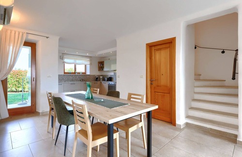 Baredine House | Inviting Villa Apartment for 6 with Pool and Panoramic Views