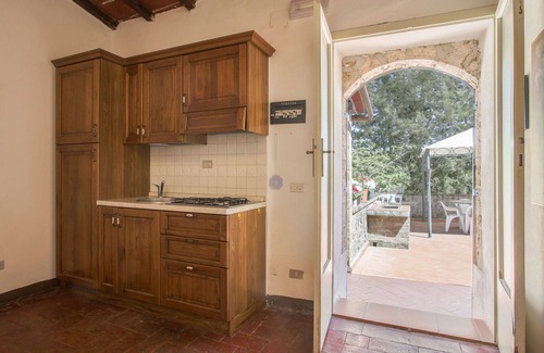 Monteriggioni Villa | Inviting Villa Retreat with Pool, WIFI & Panoramic Views