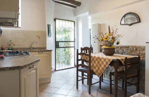 San Gimignano Apartment | Inviting Apartment for 4 with Pool, Pets Welcome & Views