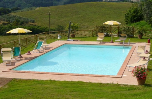 San Gimignano Apartment | Inviting Apartment for 4 with Pool, Pets Welcome & Views