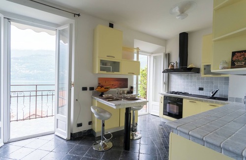 Carate Urio Apartment | Scenic Apartment Overlooking the Lake with Spa & Kitchen