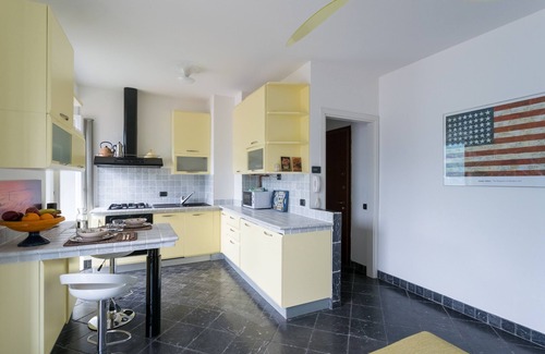 Carate Urio Apartment | Scenic Apartment Overlooking the Lake with Spa & Kitchen