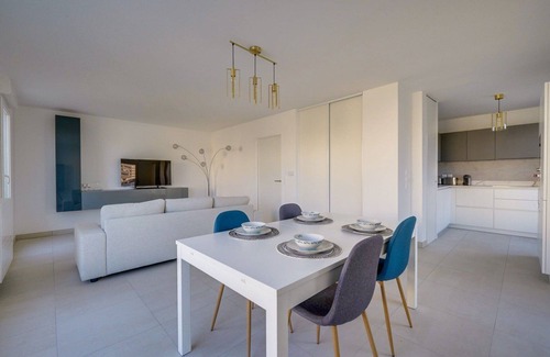 Le Bouscat Apartment | Inviting Apartment with Terrace and Parking Amenities