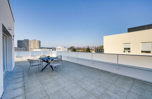 Le Bouscat Apartment | Inviting Apartment with Terrace and Parking Amenities