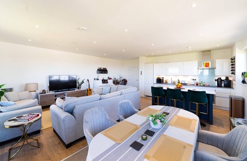 Royal Docks Apartment | Inviting Apartment with Terrace and City Views for Families