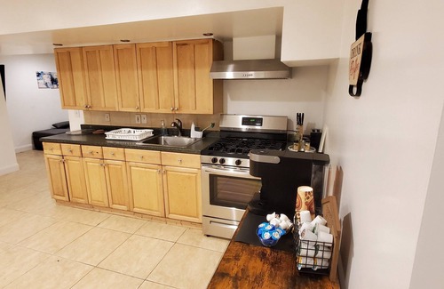 Elwood House | Cozy Basement Retreat with Kitchen & 10/10 Guest Rating