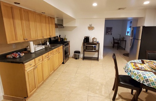 Elwood House | Cozy Basement Retreat with Kitchen & 10/10 Guest Rating
