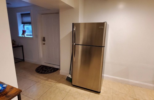Elwood House | Cozy Basement Retreat with Kitchen & 10/10 Guest Rating