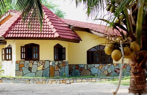 Ampenyi House | Cozy Beach Cottage with Ocean View & Hot Tub Awaits You