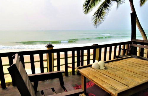 Ampenyi House | Cozy Beach Cottage with Ocean View & Hot Tub Awaits You
