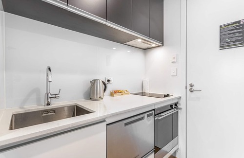Takapuna Apartment | Bright Apartment Retreat in Central Takapuna with Kitchen