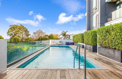 Takapuna Apartment | Bright Apartment Retreat in Central Takapuna with Kitchen