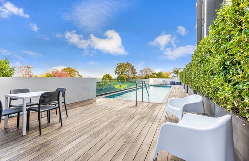 Takapuna Apartment | Bright Apartment Retreat in Central Takapuna with Kitchen