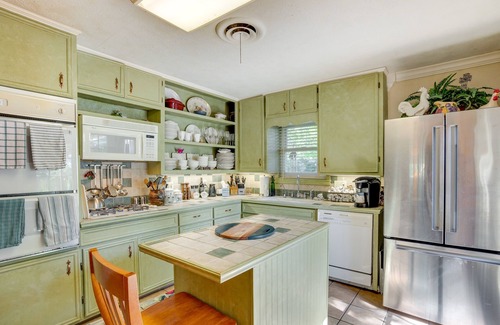 College Station Cottage | Welcoming Bryan Home with Deck - Close to Kyle Field!