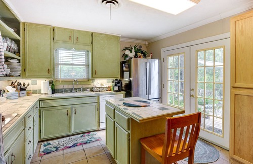 College Station Cottage | Welcoming Bryan Home with Deck - Close to Kyle Field!