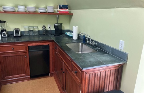 Lexington Apartment | Historic Downtown Flat with Garden & Spa Amenities