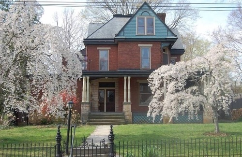 Lexington Apartment | Historic Downtown Flat with Garden & Spa Amenities