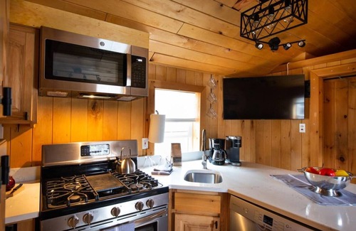 Warren Cabin | Cozy Cabin Retreat Near Sugarbush Resort with Hot Tub