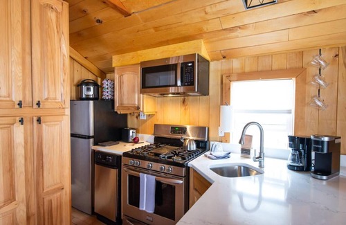 Warren Cabin | Cozy Cabin Retreat Near Sugarbush Resort with Hot Tub