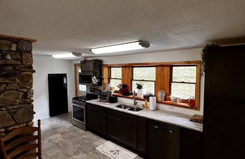 Weaverville Cabin | Idyllic Cabin Retreat Near North Asheville with Spa & Kitchen