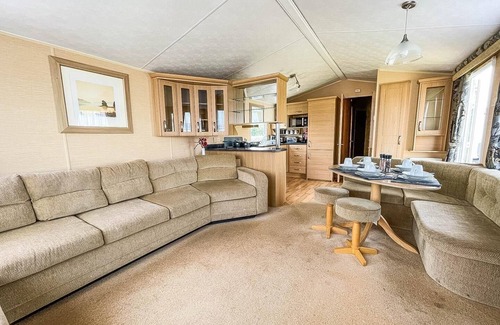 Pakefield House | Cozy Caravan Retreat Near the Beach in Pakefield, Suffolk