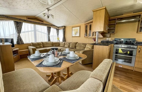 Pakefield House | Cozy Caravan Retreat Near the Beach in Pakefield, Suffolk