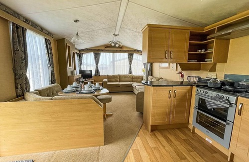 Pakefield House | Cozy Caravan Retreat Near the Beach in Pakefield, Suffolk