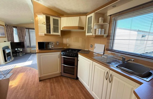 Felixstowe House | Lovely caravan with WiFi & decking at Felixstowe Beach Holiday Park ref 55005SW