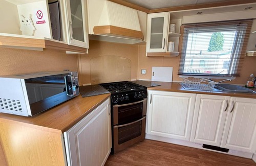 Felixstowe House | Lovely caravan with WiFi & decking at Felixstowe Beach Holiday Park ref 55005SW