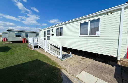 Felixstowe House | Lovely caravan with WiFi & decking at Felixstowe Beach Holiday Park ref 55005SW