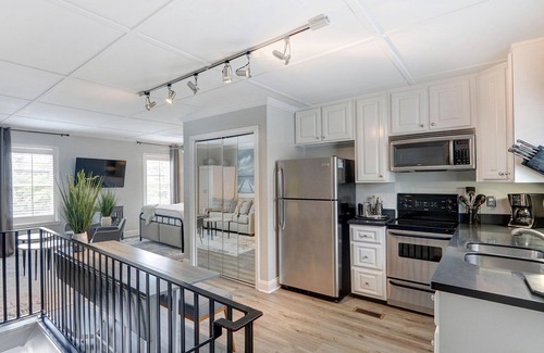 Hitch Village - Fred Wessels Homes Apartment | Charming Carriage House in Downtown with Heated Pool Access