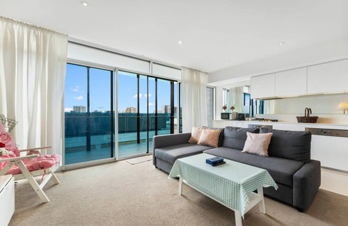 Adelaide Central Business District Apartment | Inviting CBD 2BR Apartment - Parking, Wi-Fi & Breakfast