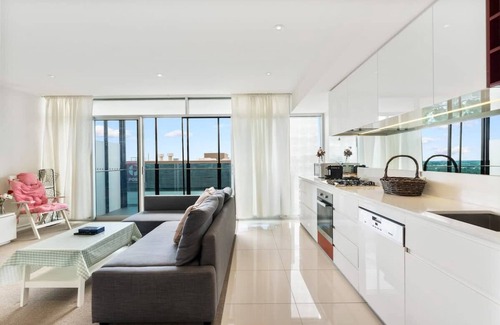 Adelaide Central Business District Apartment | Inviting CBD 2BR Apartment - Parking, Wi-Fi & Breakfast