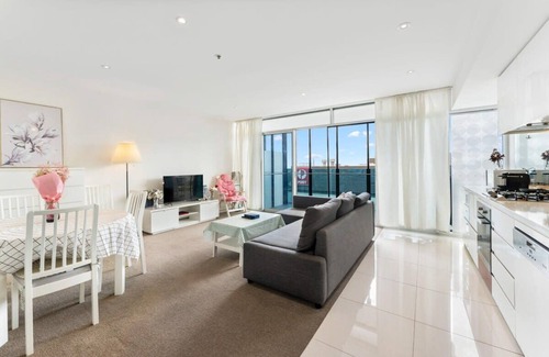 Adelaide Central Business District Apartment | Inviting CBD 2BR Apartment - Parking, Wi-Fi & Breakfast