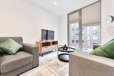 Bordesley Apartment | Elegant Central Birmingham 1 Bed Apartment - Child Friendly Oasis