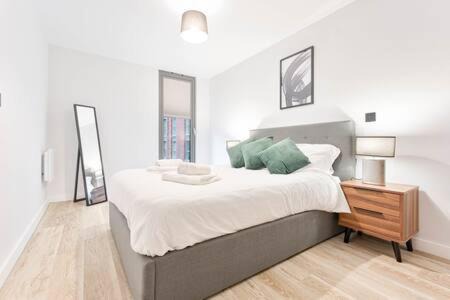Bordesley Apartment | Elegant Central Birmingham 1 Bed Apartment - Child Friendly Oasis