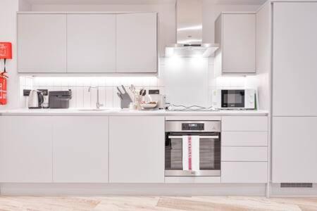 Bordesley Apartment | Elegant Central Birmingham 1 Bed Apartment - Child Friendly Oasis