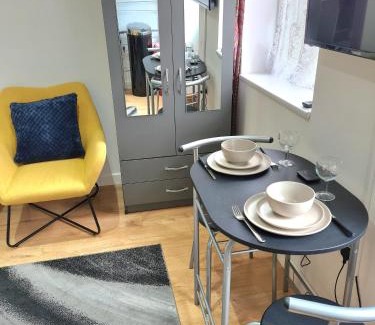 Slough Apartment | Central Studio with Breakfast - 5min Walk to Train Station