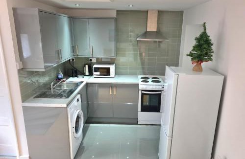 Slough Apartment | Central Studio with Breakfast - 5min Walk to Train Station