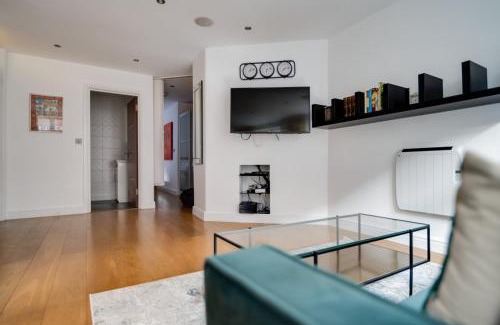 London City Centre Apartment | Welcoming Charing Cross Apartment - Family Friendly Retreat